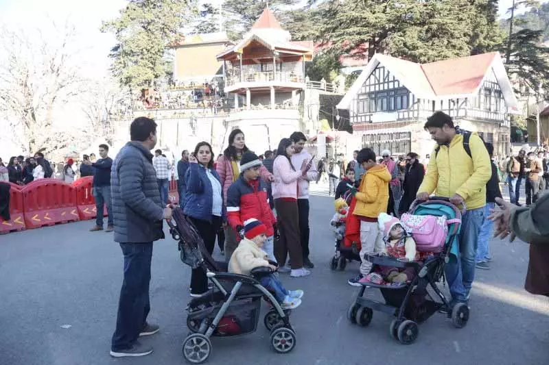 Himachal: बर्फबारी के बिना शिमला की सर्दियों की रौनक खत्म हो रही है, स्थानीय लोग परेशान हैं Himachal: बर्फबारी के बिना शिमला की सर्दियों की रौनक खत्म हो रही है, स्थानीय लोग परेशान हैं