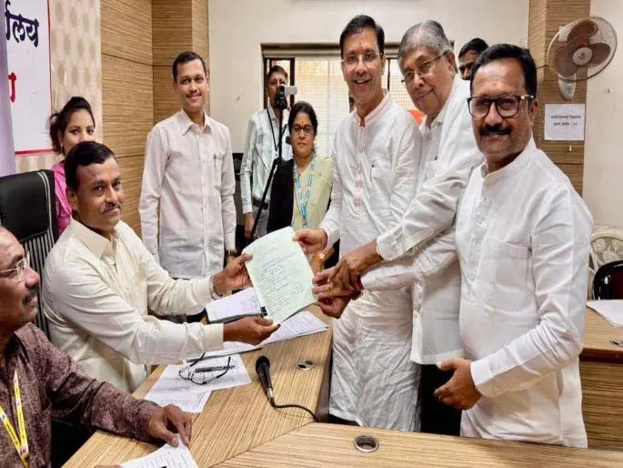 बिडकर, कुणाल तिलक और स्वरदा बापट ने पुणे में BJP से नामांकन दाखिल किया बिडकर, कुणाल तिलक और स्वरदा बापट ने पुणे में BJP से नामांकन दाखिल किया