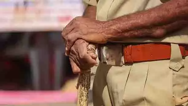 झड़प के बाद Gwalior मीट मार्केट में पुलिस लाइन अटैचमेंट झड़प के बाद Gwalior मीट मार्केट में पुलिस लाइन अटैचमेंट