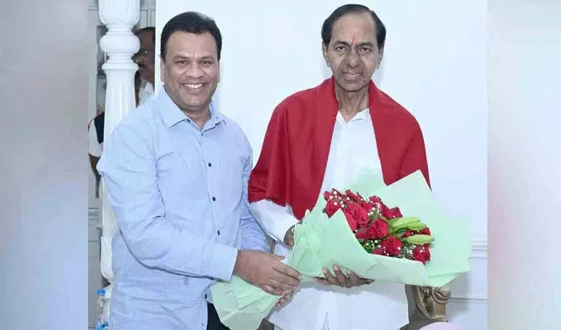 BRS ग्लोबल एनआरआई कोऑर्डिनेटर महेश बिगाला ने केसीआर से मुलाकात की BRS ग्लोबल एनआरआई कोऑर्डिनेटर महेश बिगाला ने केसीआर से मुलाकात की