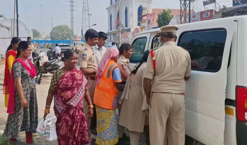 CI राजशेखर रेड्डी ने एक महिला की मदद की जिसने अपना दिमाग खो दिया CI राजशेखर रेड्डी ने एक महिला की मदद की जिसने अपना दिमाग खो दिया