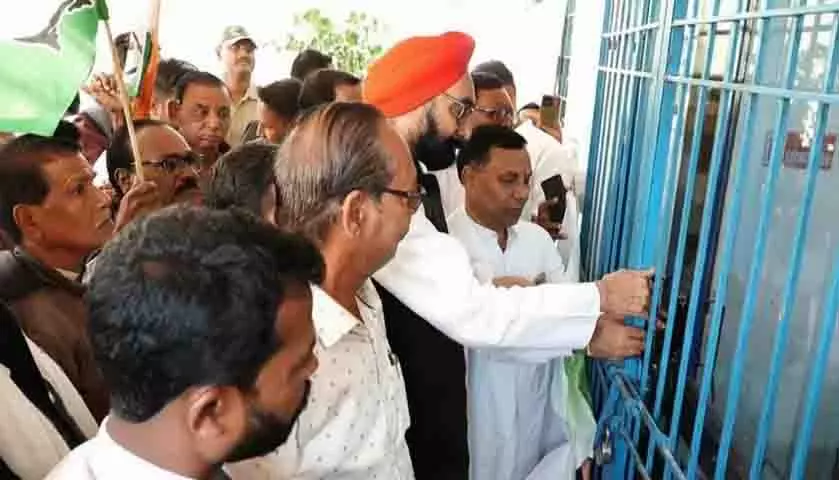 Odisha कांग्रेस ने टाटा पावर ऑफिस पर लगाया ताला Odisha कांग्रेस ने टाटा पावर ऑफिस पर लगाया ताला