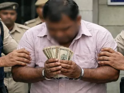 Bihar: सेल्स टैक्स विभाग का चपरासी 75,000 रुपये की रिश्वत लेते हुए पकड़ा गया Bihar: सेल्स टैक्स विभाग का चपरासी 75,000 रुपये की रिश्वत लेते हुए पकड़ा गया