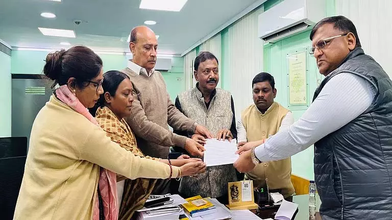 तृणमूल ने सीनियर सिटिजन के घरों में सुनवाई के लिए CEO से मदद मांगी तृणमूल ने सीनियर सिटिजन के घरों में सुनवाई के लिए CEO से मदद मांगी