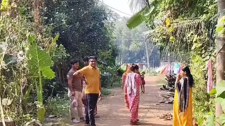 Midnapore: प्रशासन ने बांग्लादेशी कॉलोनी पर SIR सुनवाई के लिए पूरे मोहल्ले को बुलाया Midnapore: प्रशासन ने बांग्लादेशी कॉलोनी पर SIR सुनवाई के लिए पूरे मोहल्ले को बुलाया