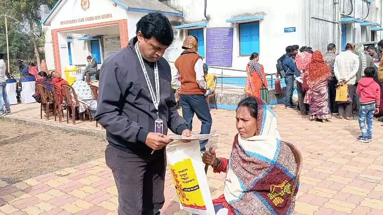 SIR List में अनमैप्ड, बांकुरा के पिता सुनवाई में छड़ी के साथ पेश हुए SIR List में अनमैप्ड, बांकुरा के पिता सुनवाई में छड़ी के साथ पेश हुए