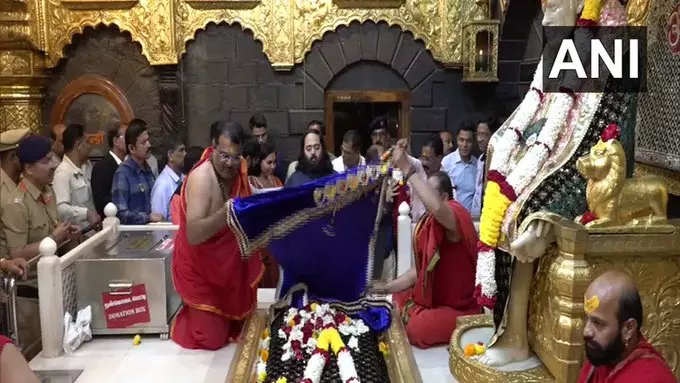 मुंबई के अनंत अंबानी ने शिर्डी साईं बाबा मंदिर में अर्चना कर की प्रार्थना, श्रद्धालुओं में उत्साह मुंबई के अनंत अंबानी ने शिर्डी साईं बाबा मंदिर में अर्चना कर की प्रार्थना, श्रद्धालुओं में उत्साह