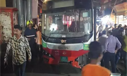 Mumbai: बस की चपेट में आने से चार लोगों की मौत,मची चीख-पुकार Mumbai: बस की चपेट में आने से चार लोगों की मौत,मची चीख-पुकार