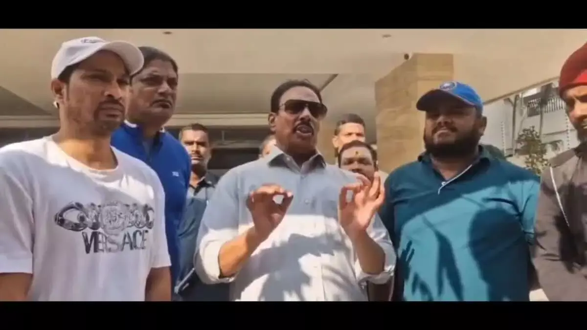 Hyderabad: कांग्रेस विधायक ने चाइनीज मांझे की जानकारी देने वाले को 5000 रुपये का इनाम Hyderabad: कांग्रेस विधायक ने चाइनीज मांझे की जानकारी देने वाले को 5000 रुपये का इनाम
