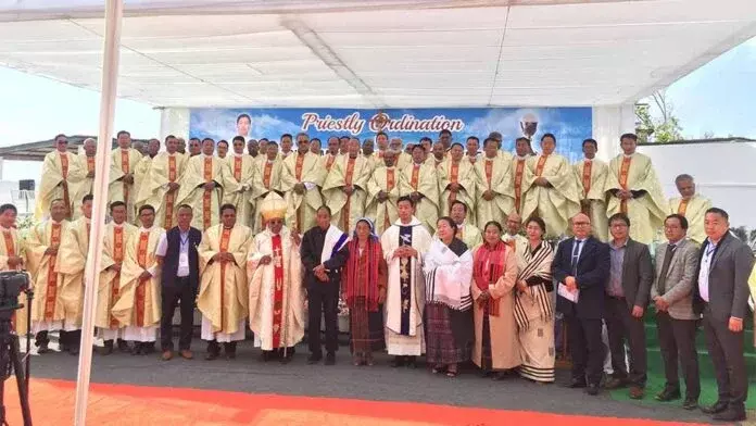 Nagaland: लोंगसा गांव में पहली बार पुजारी की नियुक्ति हुई Nagaland: लोंगसा गांव में पहली बार पुजारी की नियुक्ति हुई