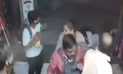बाप रे! Bus ने कई लोगों को रौंदा, 4 की मौत...LIVE मंजर बाप रे! Bus ने कई लोगों को रौंदा, 4 की मौत...LIVE मंजर