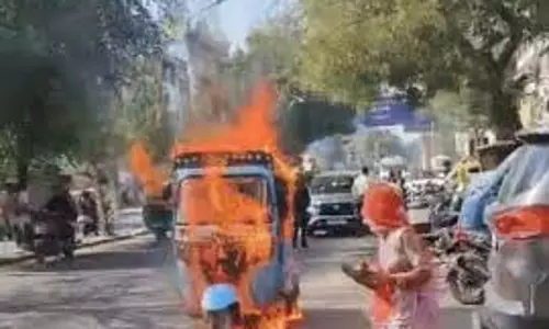 Rajasthan: ई-रिक्शा पर डाला पेट्रोल और लगा दी आग Rajasthan: ई-रिक्शा पर डाला पेट्रोल और लगा दी आग