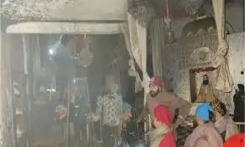 Varanasi: संत रविदास मंदिर में लगी भीषण आग