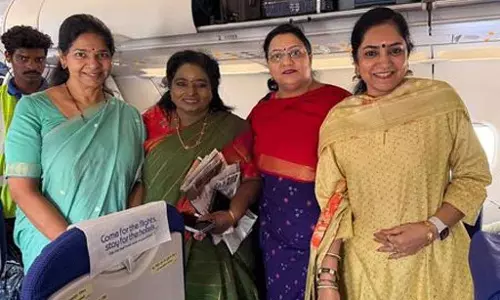 Kanimozhi और तमिलिसाई एक ही फ्लाइट में यात्रा करती है Kanimozhi और तमिलिसाई एक ही फ्लाइट में यात्रा करती है