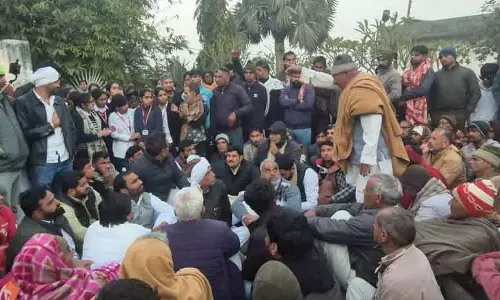 नर्सिंग स्टूडेंट्स ने संघर्ष विराम तोड़ा, धरना फिर से शुरू किया नर्सिंग स्टूडेंट्स ने संघर्ष विराम तोड़ा, धरना फिर से शुरू किया