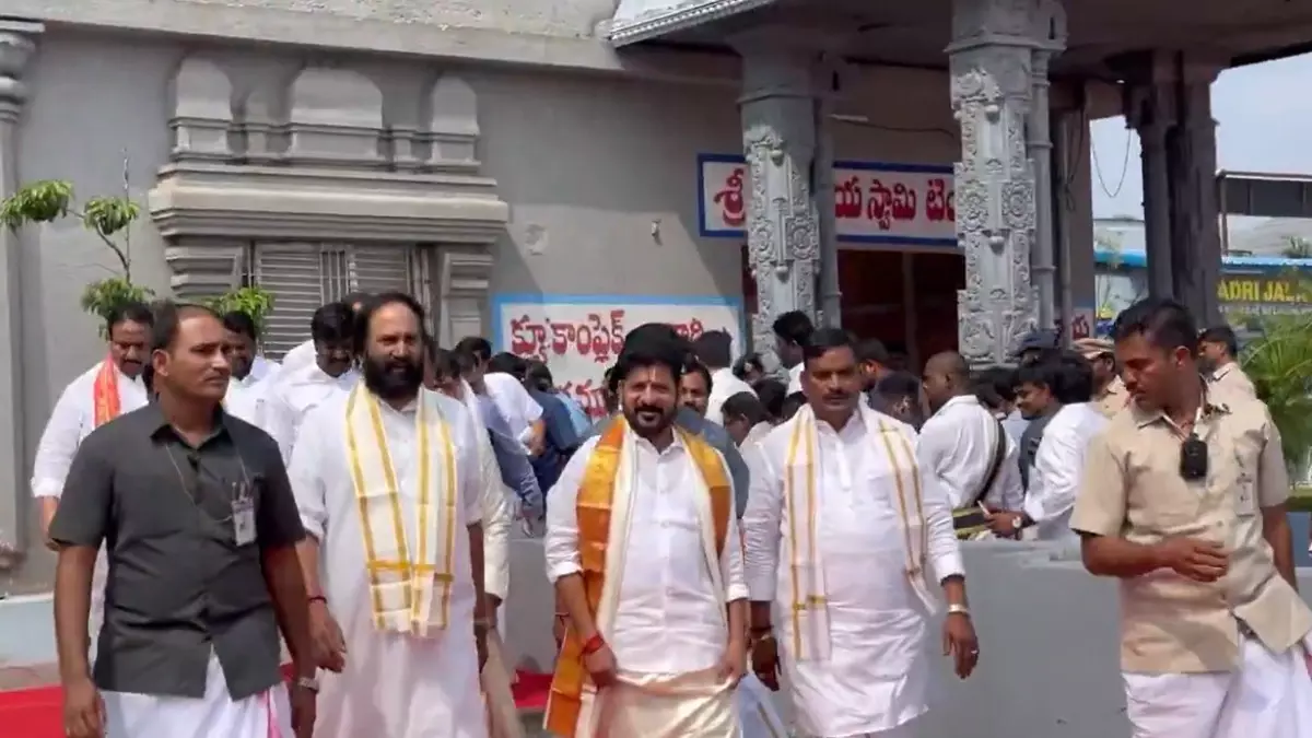 Telangana: CM रेवंत रेड्डी ने तिरुपति के मंदिर में पूजा-अर्चना की