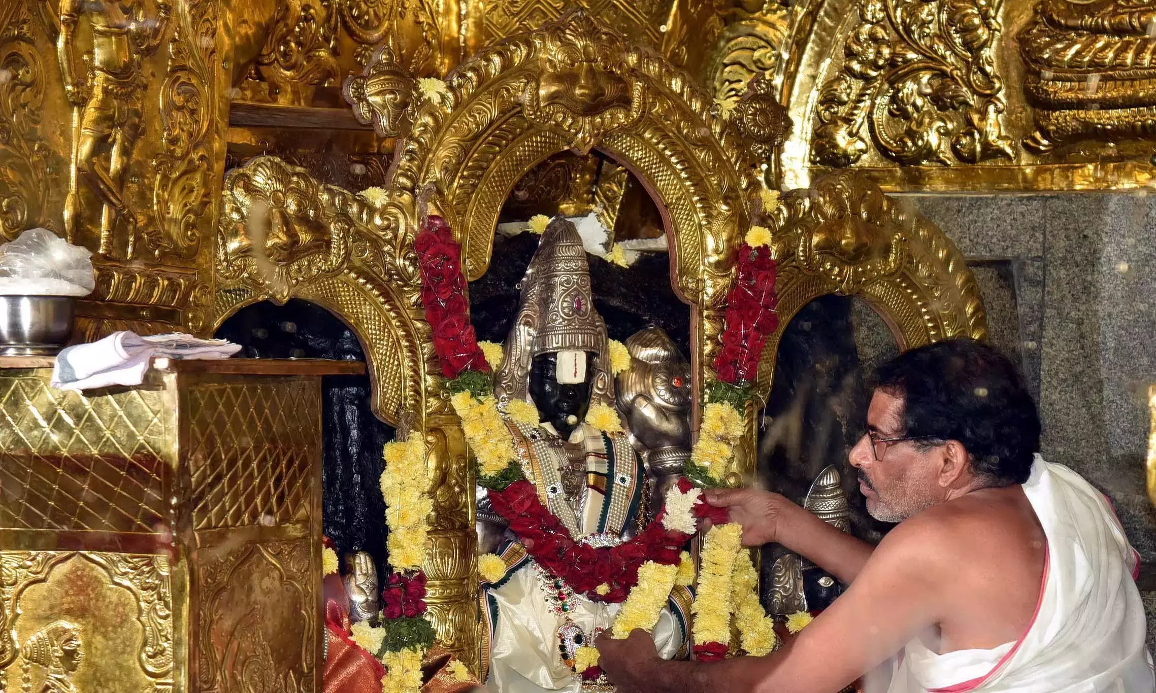 Telangana: विष्णु मंदिर वैकुंठ एकादशी के लिए तैयार हो गए हैं