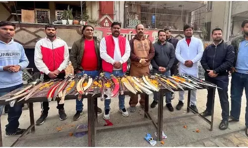 10 गिरफ्तारी, हिंदू रक्षा दल ने तलवारें बांटने के लिए गार्डेन में स्टॉल लगाया था 10 गिरफ्तारी, हिंदू रक्षा दल ने तलवारें बांटने के लिए गार्डेन में स्टॉल लगाया था