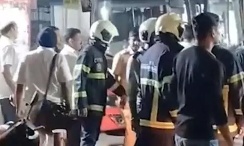मुंबई बस हादसा: मृतकों के परिजनों को पांच लाख रुपए के मुआवजे का ऐलान मुंबई बस हादसा: मृतकों के परिजनों को पांच लाख रुपए के मुआवजे का ऐलान