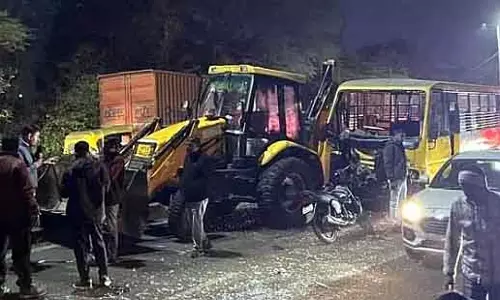 Bhopal : भदभदा रोड पर कॉलेज बस से टकराया बुलडोजर, ड्राइवर गंभीर रूप से घायल Bhopal : भदभदा रोड पर कॉलेज बस से टकराया बुलडोजर, ड्राइवर गंभीर रूप से घायल