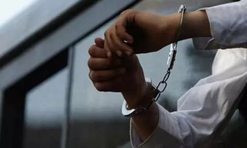 Bhopal : ट्रेड फेयर साइट पर महिला टॉयलेट का वीडियो बनाने के आरोप में आदमी गिरफ्तार Bhopal : ट्रेड फेयर साइट पर महिला टॉयलेट का वीडियो बनाने के आरोप में आदमी गिरफ्तार