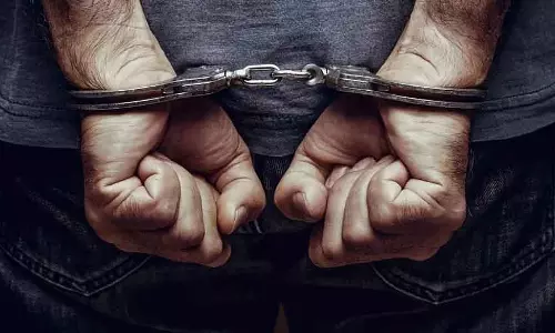 Air India एक्सप्रेस के पायलट को दिल्ली पुलिस ने यात्री को टक्कर मारने के आरोप में गिरफ्तार किया Air India एक्सप्रेस के पायलट को दिल्ली पुलिस ने यात्री को टक्कर मारने के आरोप में गिरफ्तार किया