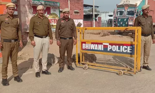 Bhiwani: बॉर्डर पर पुलिस की सख्ती, कड़ी निगरानी जारी