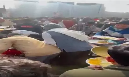 कांग्रेस कार्यकर्ता बेकाबू, सम्मेलन में खाने की लूट कांग्रेस कार्यकर्ता बेकाबू, सम्मेलन में खाने की लूट