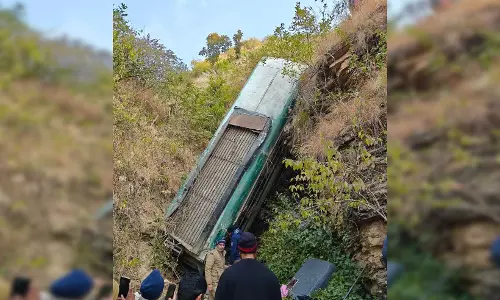 खाई में गिरी बस; 6 लोगों की मौत, सीएम ने जताया दुख, VIDEO खाई में गिरी बस; 6 लोगों की मौत, सीएम ने जताया दुख, VIDEO