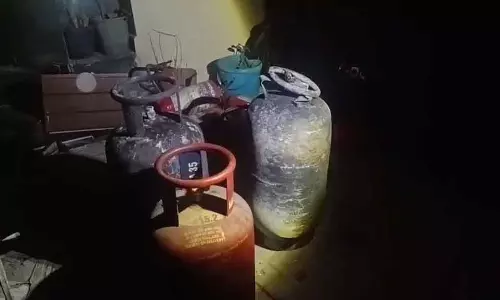 पीजी में LPG सिलेंडर फटने से एक युवक की मौत, तीन घायल