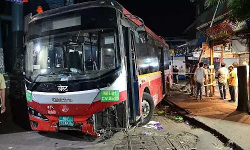 Mumbai : बेस्ट बस ने पैदल चलने वालों को कुचला, चार की मौत Mumbai : बेस्ट बस ने पैदल चलने वालों को कुचला, चार की मौत