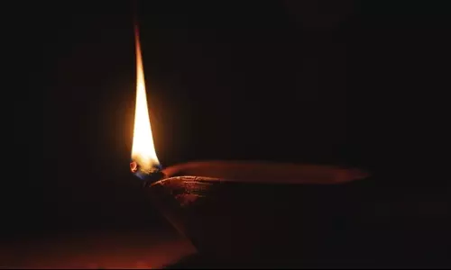 Farrukhabad: जनरेटर लाइन टूटने से शमशाबाद में अंधेरा, जनता परेशान Farrukhabad: जनरेटर लाइन टूटने से शमशाबाद में अंधेरा, जनता परेशान