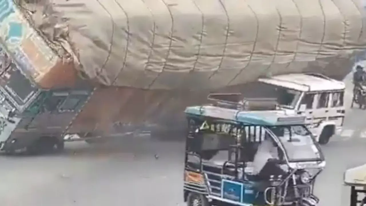 Rampur: ट्रक पलटने से बोलेरो चालक की मौत Rampur: ट्रक पलटने से बोलेरो चालक की मौत