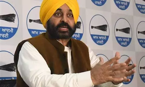 Punjab CM ने एसजीपीसी से कहा, लापता स्वरूपों पर कार्रवाई से बचने के लिए पंथ ढाल न लें Punjab CM ने एसजीपीसी से कहा, लापता स्वरूपों पर कार्रवाई से बचने के लिए पंथ ढाल न लें