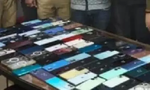 UP News: रेलवे स्टेशन पर पिट्ठू बैग की तलाशी, बैग खोलते ही पुलिस हुई हैरान UP News: रेलवे स्टेशन पर पिट्ठू बैग की तलाशी, बैग खोलते ही पुलिस हुई हैरान