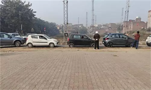 Ludhiana: ड्राइविंग टेस्ट सेंटर में अव्यवस्था बरकरार, घंटों लाइन में खड़े लोग बेहाल
