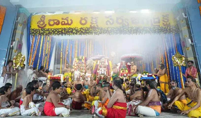 Kothagudem: भद्राद्रि मंदिर में ‘उत्तर द्वारा दर्शनम’ के लिए बड़ी संख्या में भक्त एकत्रित हुए