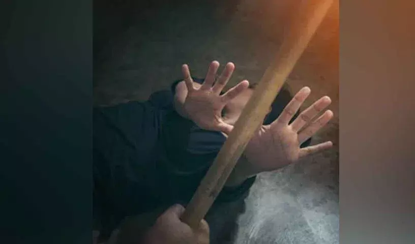 Kerala: लोन विवाद को लेकर आदमी को बिजली के खंभे से बांधकर पीटा गया, दो लोग गिरफ्तार Kerala: लोन विवाद को लेकर आदमी को बिजली के खंभे से बांधकर पीटा गया, दो लोग गिरफ्तार