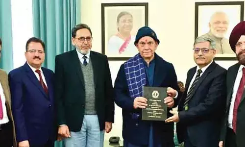 JKPSC ने एलजी सिन्हा को 66वीं सालाना रिपोर्ट सौंपी JKPSC ने एलजी सिन्हा को 66वीं सालाना रिपोर्ट सौंपी