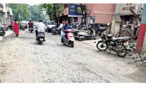Chennai: कुमारन कॉलोनी के निवासियों ने क्षतिग्रस्त सड़क की तत्काल मरम्मत की मांग की Chennai: कुमारन कॉलोनी के निवासियों ने क्षतिग्रस्त सड़क की तत्काल मरम्मत की मांग की