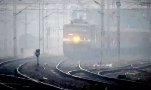 New Delhi: कोहरे की वजह से दिल्ली में रेलवे सेवा प्रभावित