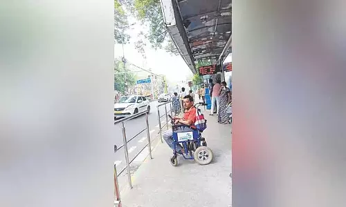 Kotturpuram बस स्टॉप पर हैंडरेल की वजह से लो-फ्लोर बसों में व्हीलचेयर का आना-जाना बंद