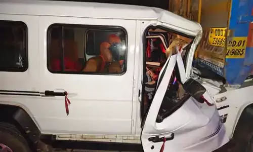 यात्री वाहन और ट्रक के बीच टक्कर, चार लोगों की मौत