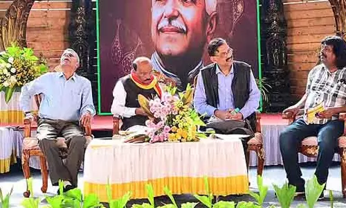 शिक्षा बाज़ार में बिकाऊ है : Karigouda Beechanhalli