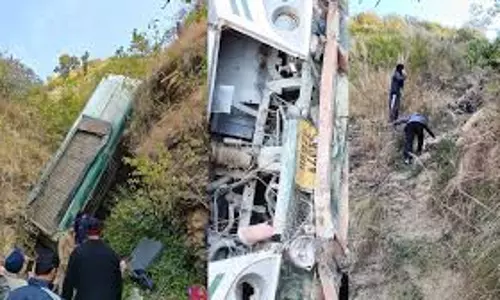 Almora: उत्तराखंड के अल्मोड़ा में भीषण बस हादसा, 6 की मौत Almora: उत्तराखंड के अल्मोड़ा में भीषण बस हादसा, 6 की मौत