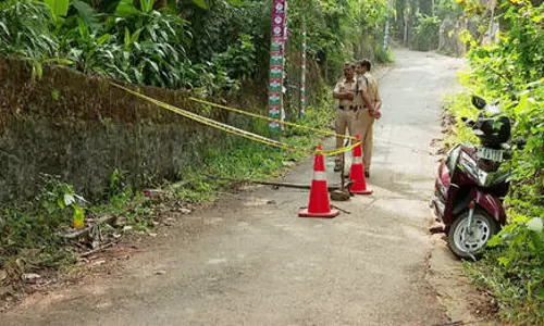 Malappuram में दिनदहाड़े महिला की हत्या की कोशिश, हालत से बाहर निकली Malappuram में दिनदहाड़े महिला की हत्या की कोशिश, हालत से बाहर निकली