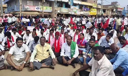 Srinivasapura : किसानों ने वन विभाग के खिलाफ प्रदर्शन किया