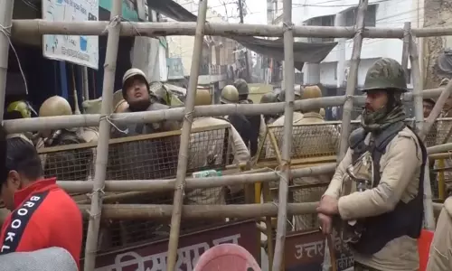 Sambhal की शाही जामा मस्जिद के पास सुरक्षा बढ़ी, कब्रिस्तान क्षेत्र में अतिक्रमण हटाने से पहले तैनाती Sambhal की शाही जामा मस्जिद के पास सुरक्षा बढ़ी, कब्रिस्तान क्षेत्र में अतिक्रमण हटाने से पहले तैनाती