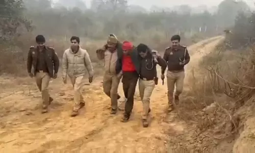 पुलिस मुठभेड़ में हत्या का आरोपी घायल, तमंचा और चाकू बरामद पुलिस मुठभेड़ में हत्या का आरोपी घायल, तमंचा और चाकू बरामद