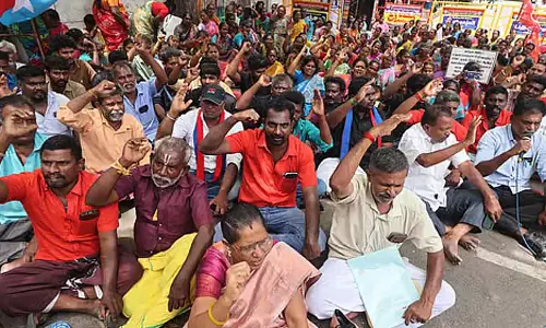 Tamil Nadu : करुणानिधि के स्मारक पर सफाई कर्मचारियों का विरोध प्रदर्शन